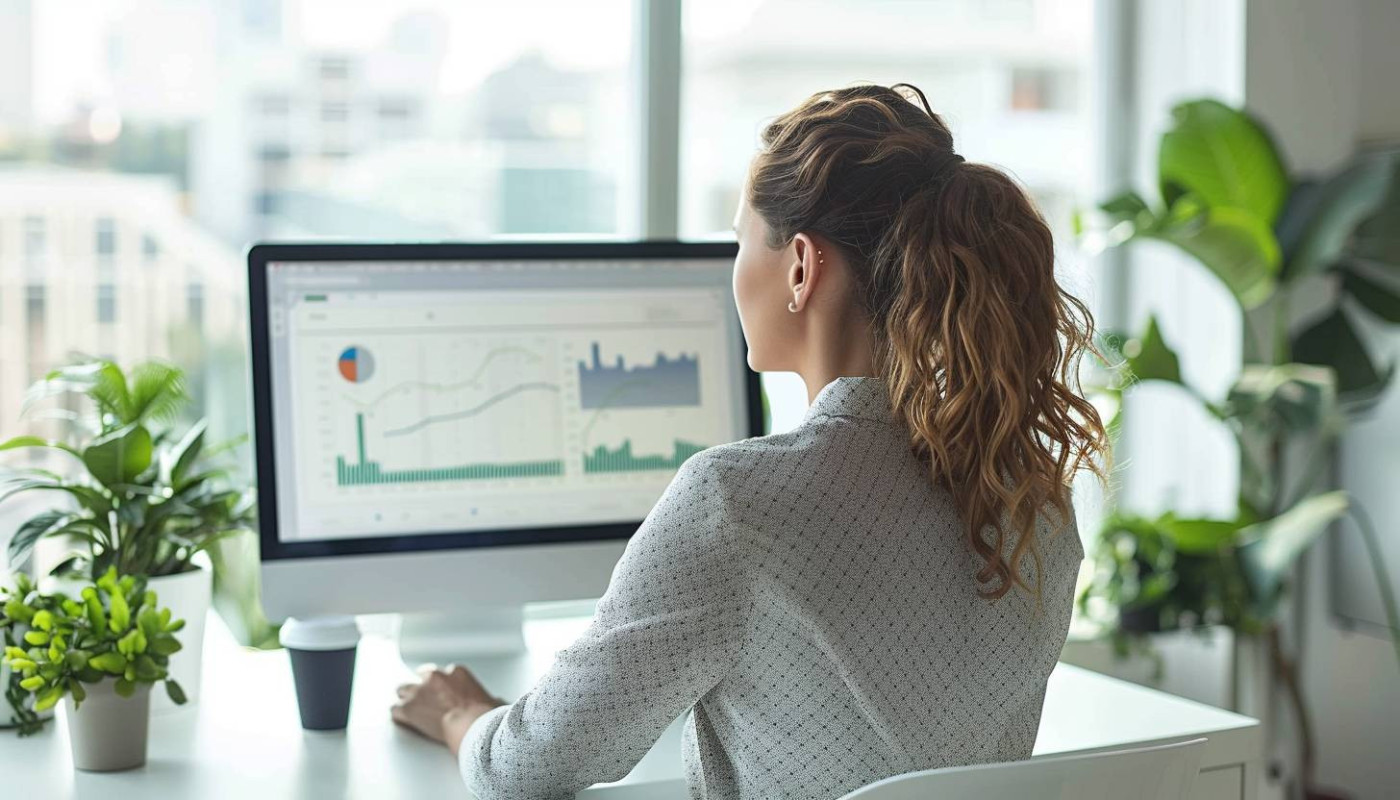 Comparaison détaillée des coûts entre développement sur mesure et plateformes SaaS pour chatbots